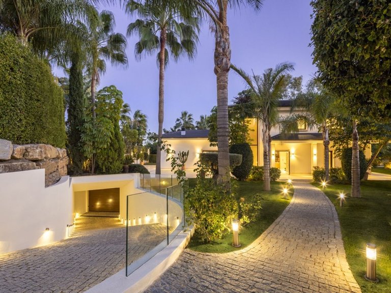 Villa for Sale in Nueva Andalucía, Malaga 17