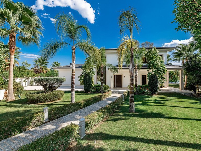 Villa for Sale in Nueva Andalucía, Malaga 19