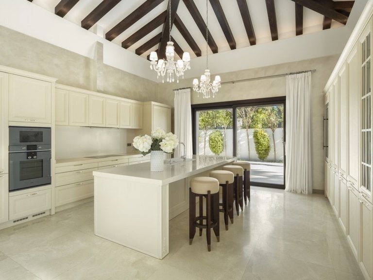 Villa for Sale in Nueva Andalucía, Malaga 6