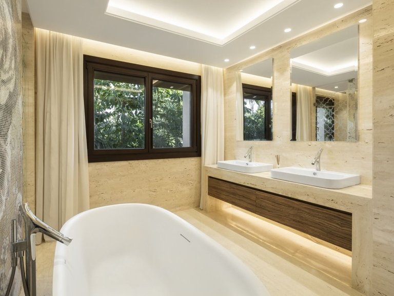 Villa for Sale in Nueva Andalucía, Malaga 9