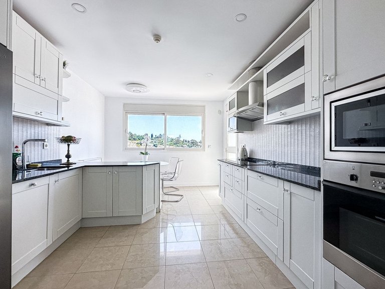 Apartment for Sale in The Golden Mile, Malaga 10