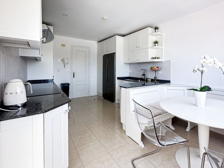 Apartment for Sale in The Golden Mile, Malaga 16