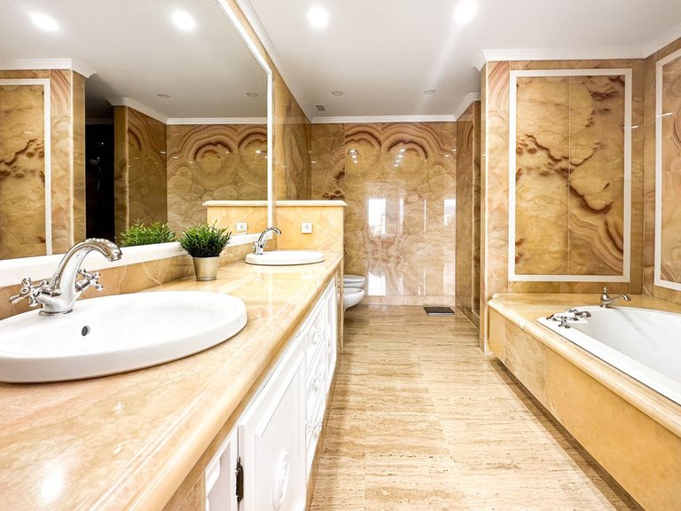 Apartment for Sale in The Golden Mile, Malaga 20