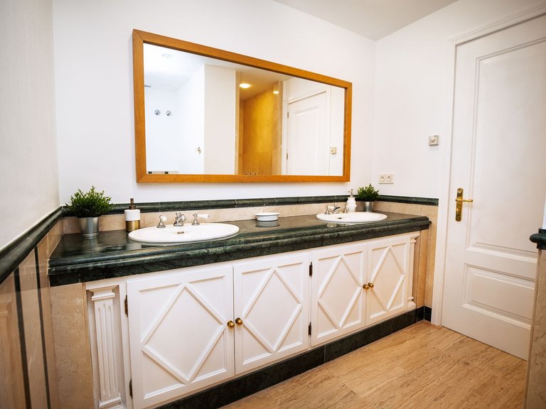 Apartment for Sale in The Golden Mile, Malaga 28
