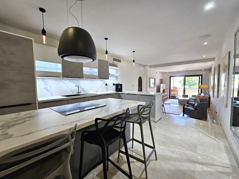 Apartment for Sale in Puerto Banús, Malaga 4