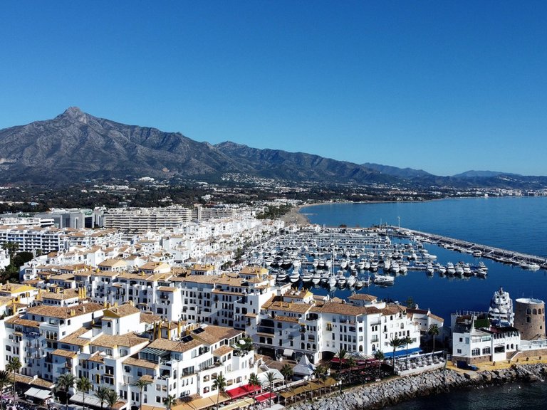 Apartment for Sale in Puerto Banús, Malaga 1