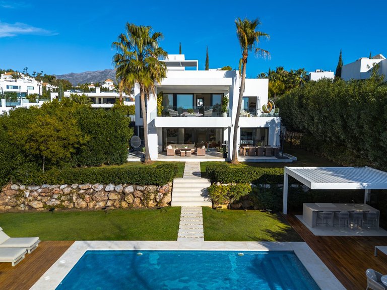 Villa for Sale in Nueva Andalucía, Malaga 1