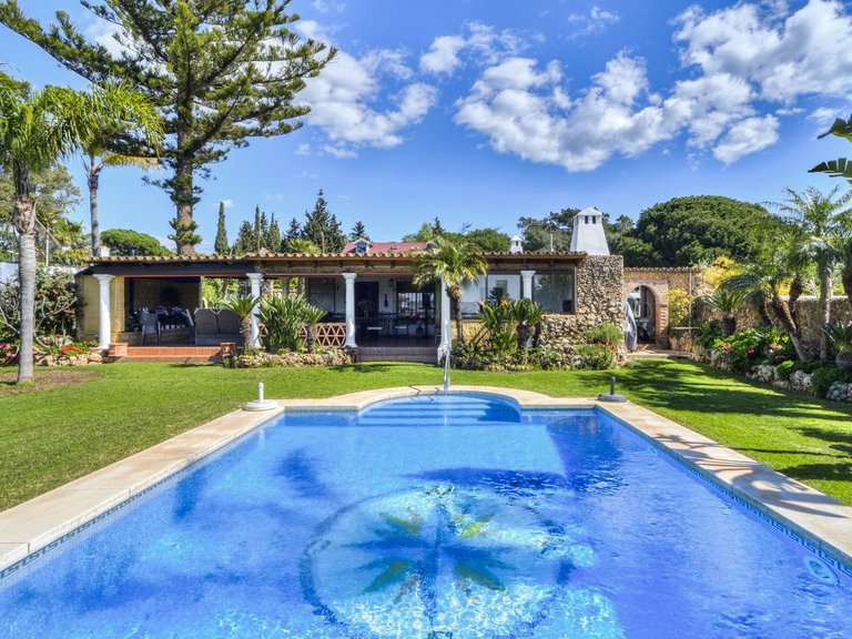 Villa for Sale in Las Chapas, Malaga 1