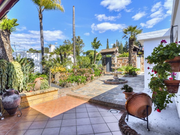 Villa for Sale in Las Chapas, Malaga 17
