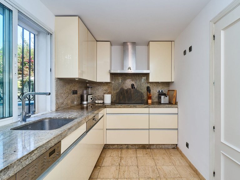 Town House for Sale in The Golden Mile, Malaga 4