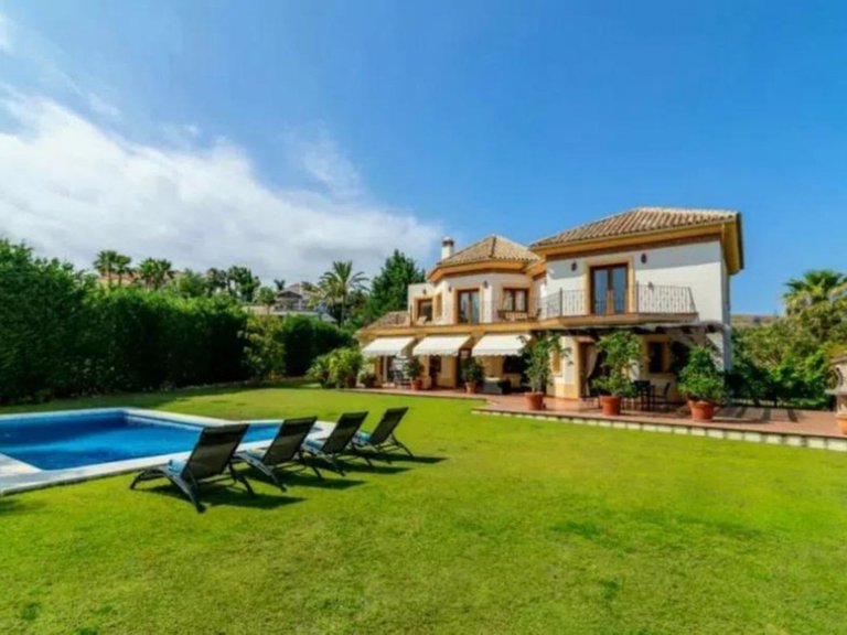 Villa for Sale in Los Flamingos, Malaga 5