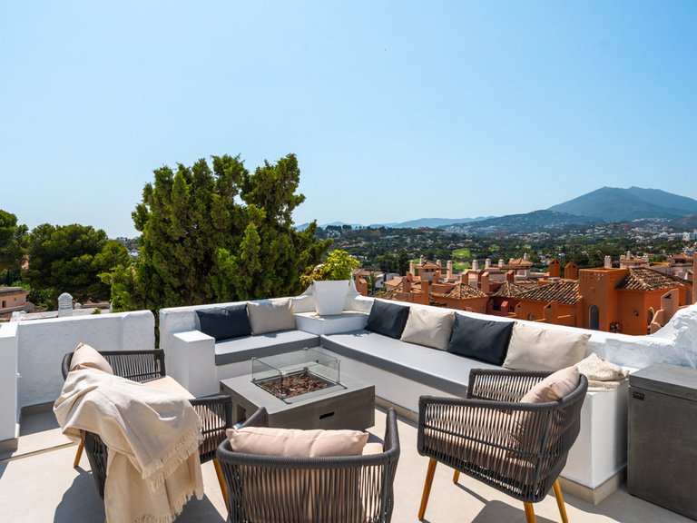 Apartment for Sale in Nueva Andalucía, Malaga 1