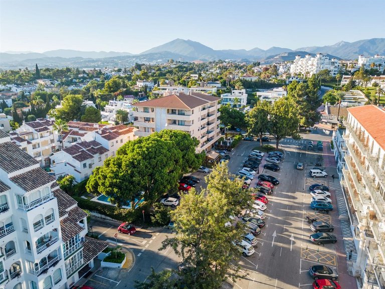 Apartment for Sale in Nueva Andalucía, Malaga 17