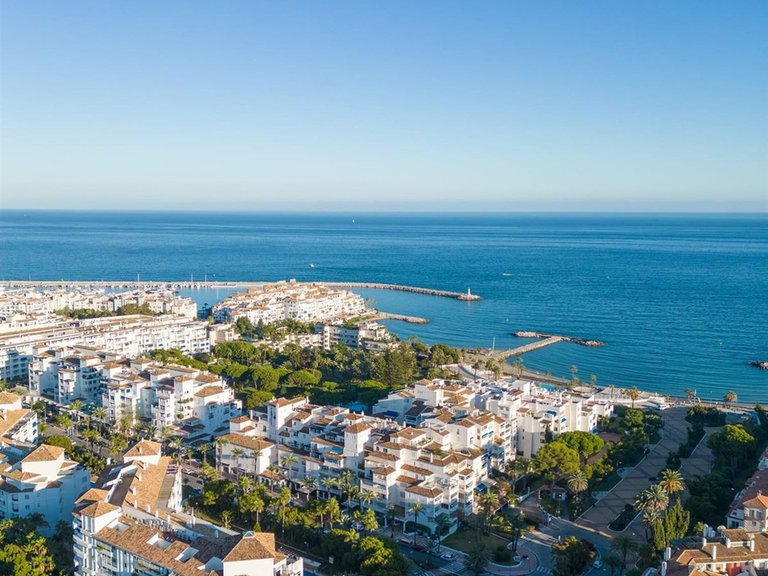 Apartment for Sale in Nueva Andalucía, Malaga 19