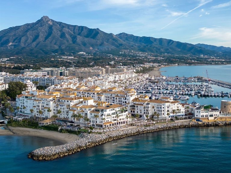 Apartment for Sale in Nueva Andalucía, Malaga 23