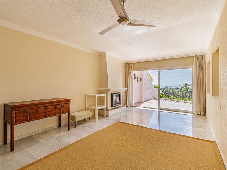 Apartment for Sale in Los Almendros, Malaga 4