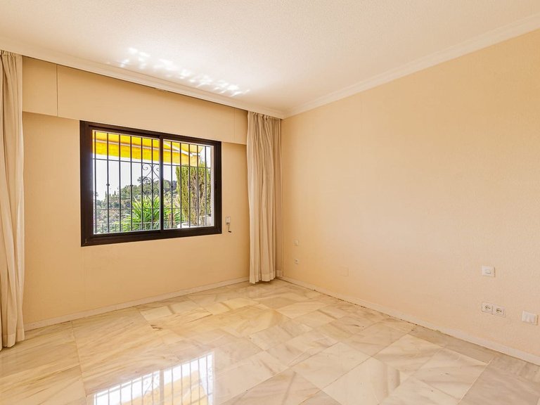 Apartment for Sale in Los Almendros, Malaga 8