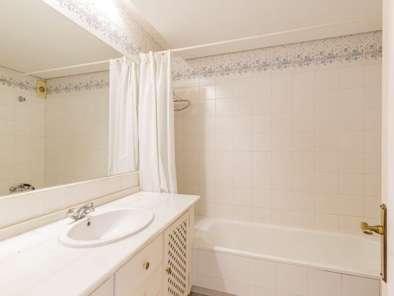 Apartment for Sale in Los Almendros, Malaga 9