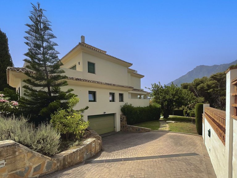 Villa for Sale in Marbella, Malaga 8