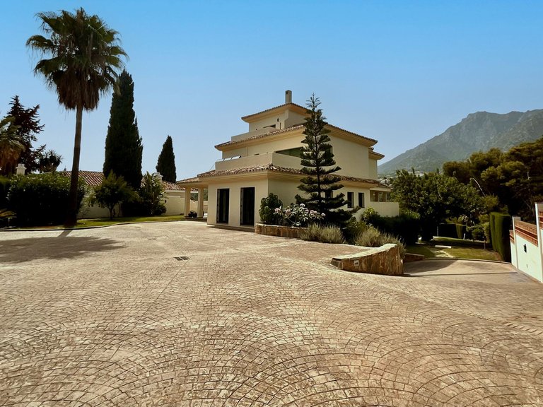 Villa for Sale in Marbella, Malaga 9