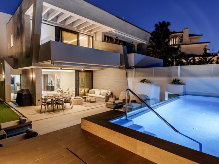 Villa for Sale in Puerto Banús, Malaga 1