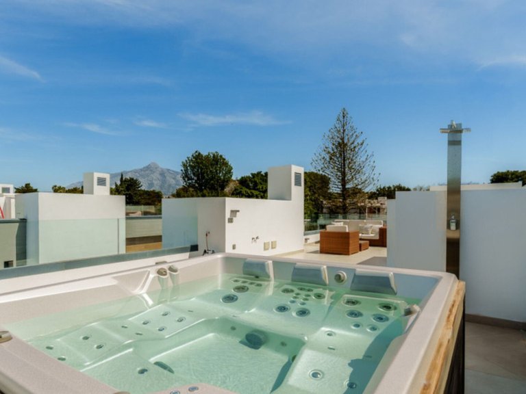 Villa for Sale in Puerto Banús, Malaga 15