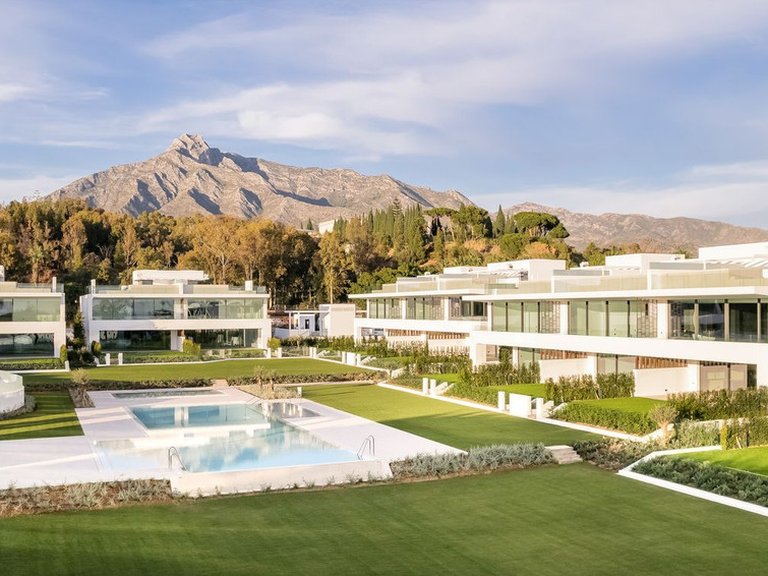Villa for Sale in The Golden Mile, Malaga 1