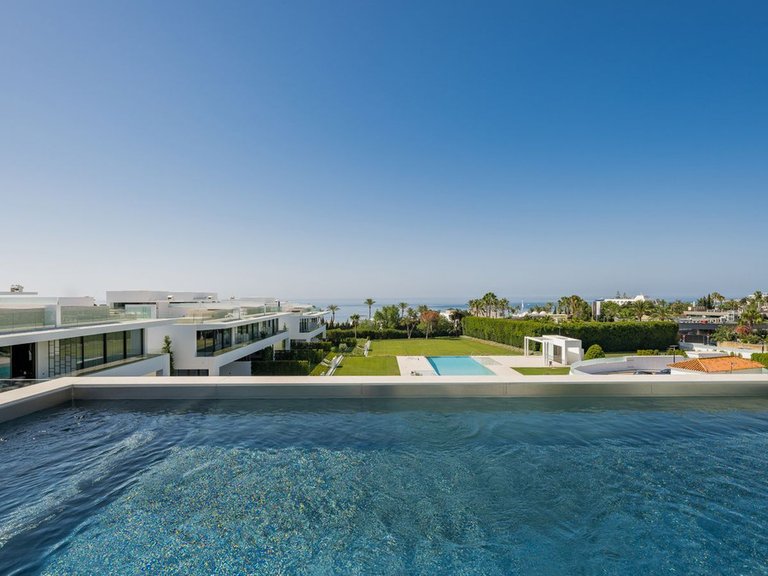 Villa for Sale in The Golden Mile, Malaga 3