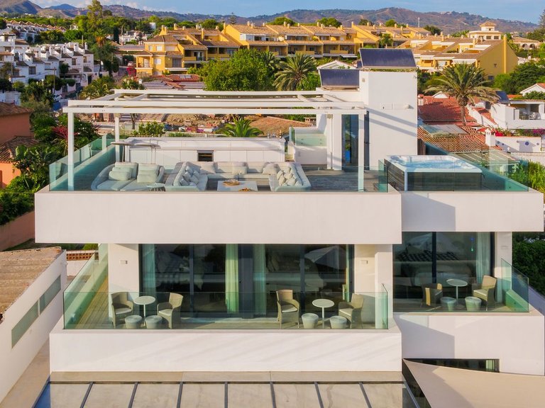 Villa for Sale in Las Chapas, Malaga 2