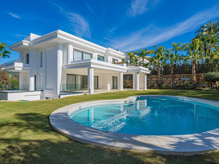 Villa for Sale in The Golden Mile, Malaga 1