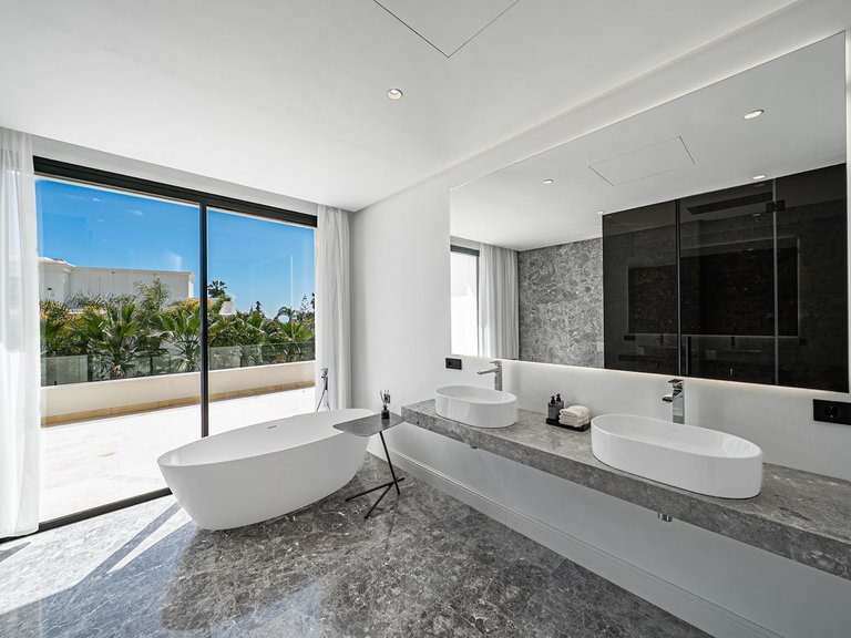 Villa for Sale in The Golden Mile, Malaga 12