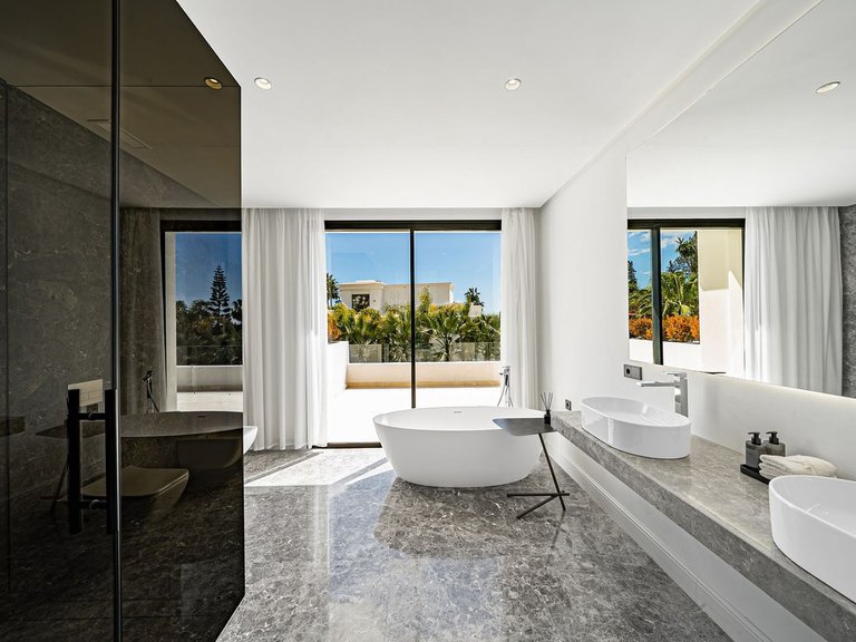 Villa for Sale in The Golden Mile, Malaga 13