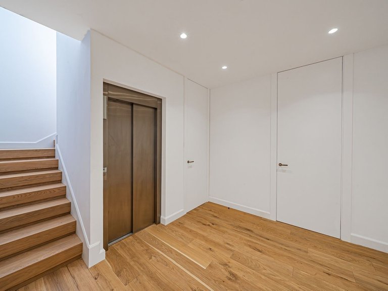 Villa for Sale in The Golden Mile, Malaga 3