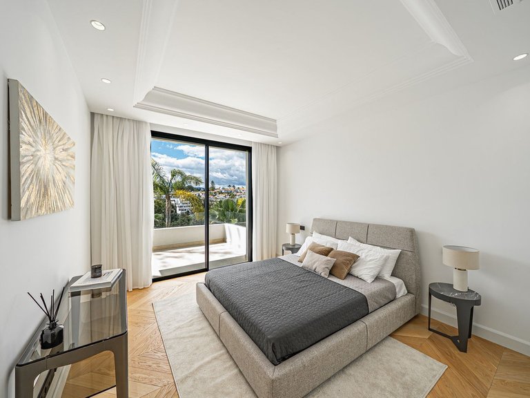 Villa for Sale in The Golden Mile, Malaga 50