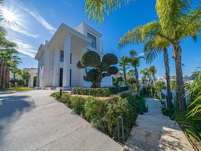 Villa for Sale in The Golden Mile, Malaga 51