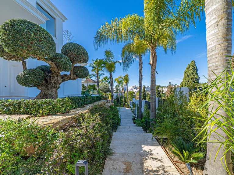 Villa for Sale in The Golden Mile, Malaga 52