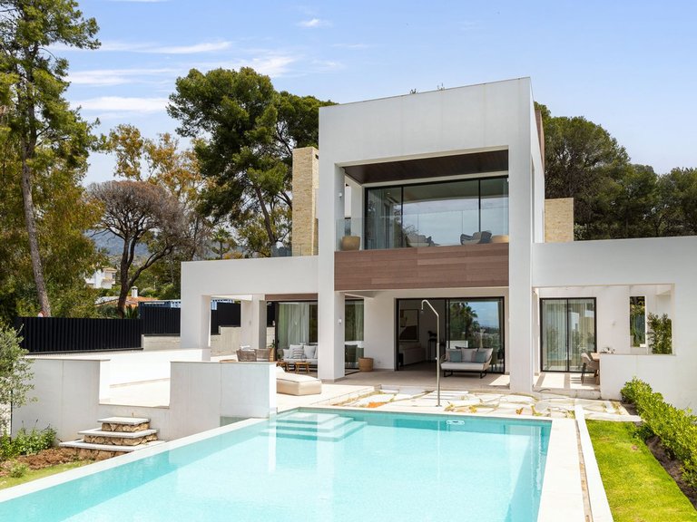Villa for Sale in The Golden Mile, Malaga 1