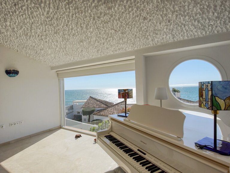 Villa for Sale in Estepona, Malaga 1