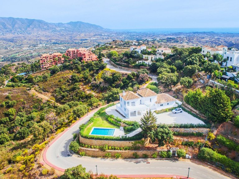 Apartment for Sale in La Mairena, Malaga 1
