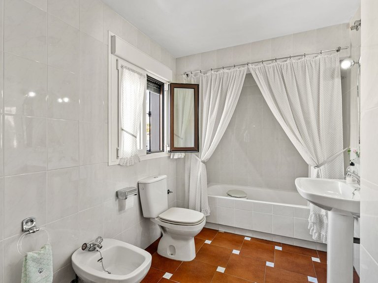 Villa for Sale in Arroyo De La Miel, Malaga 17