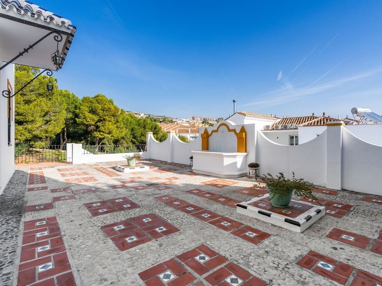 Villa for Sale in Arroyo De La Miel, Malaga 30