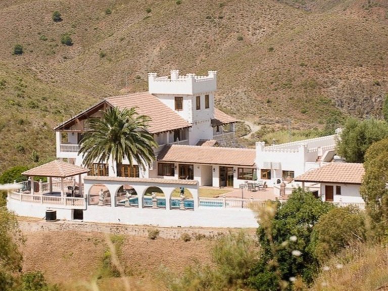 Villa for Sale in Alhaurin El Grande, Malaga 1