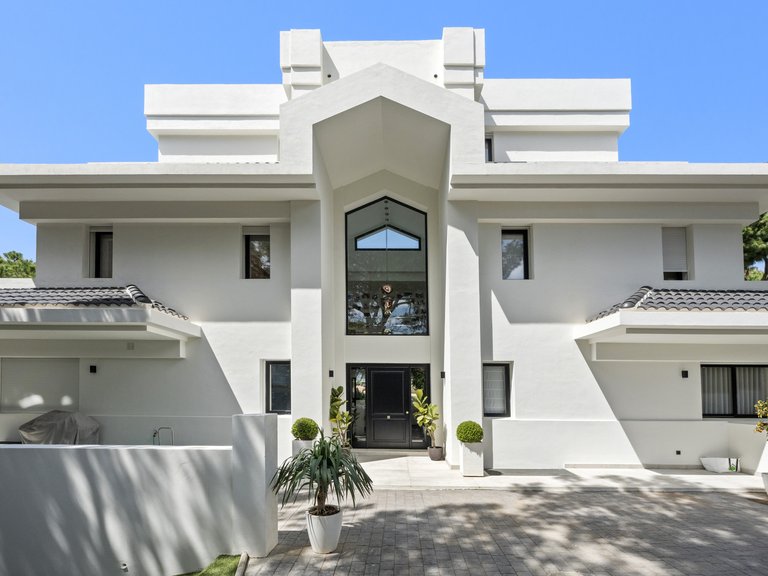 Villa for Sale in Marbella Este, Marbella, Malaga 9