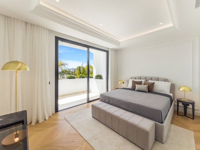 Villa for Sale in Marbella Golden Mile, Marbella, Malaga 14