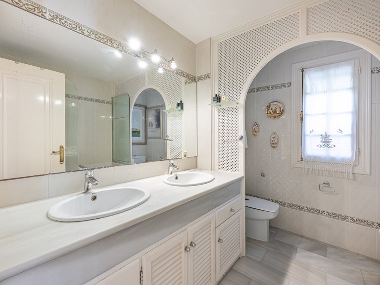 Villa for Sale in Marbella Golden Mile, Marbella, Malaga 30