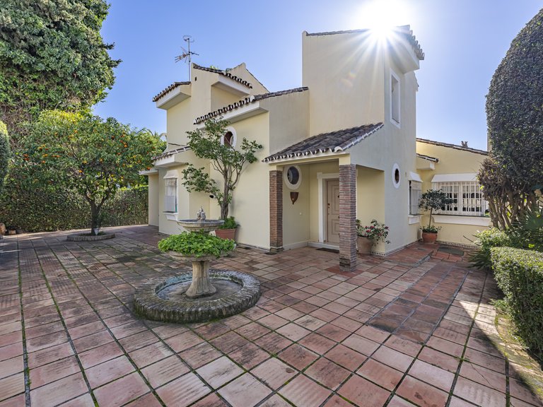 Villa for Sale in Marbella Golden Mile, Marbella, Malaga 24