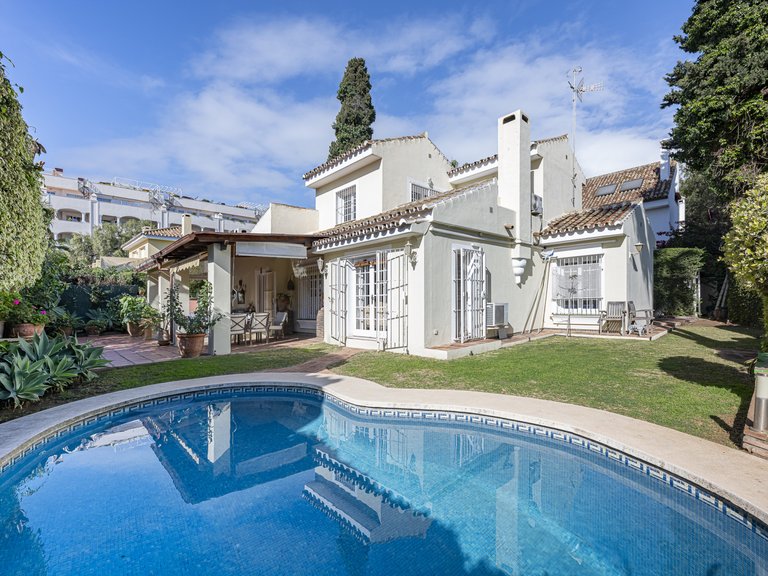 Villa for Sale in Marbella Golden Mile, Marbella, Malaga 1