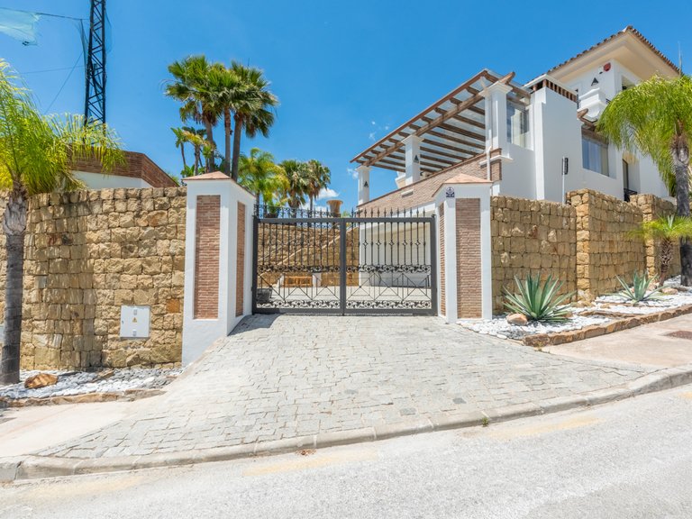 Villa for Sale in Los Arqueros, Benahavis, Malaga 11