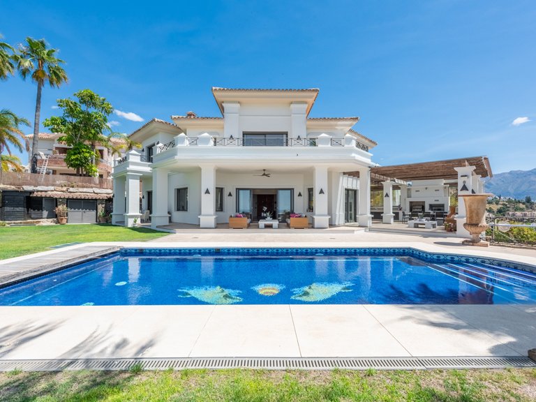 Villa for Sale in Los Arqueros, Benahavis, Malaga 1