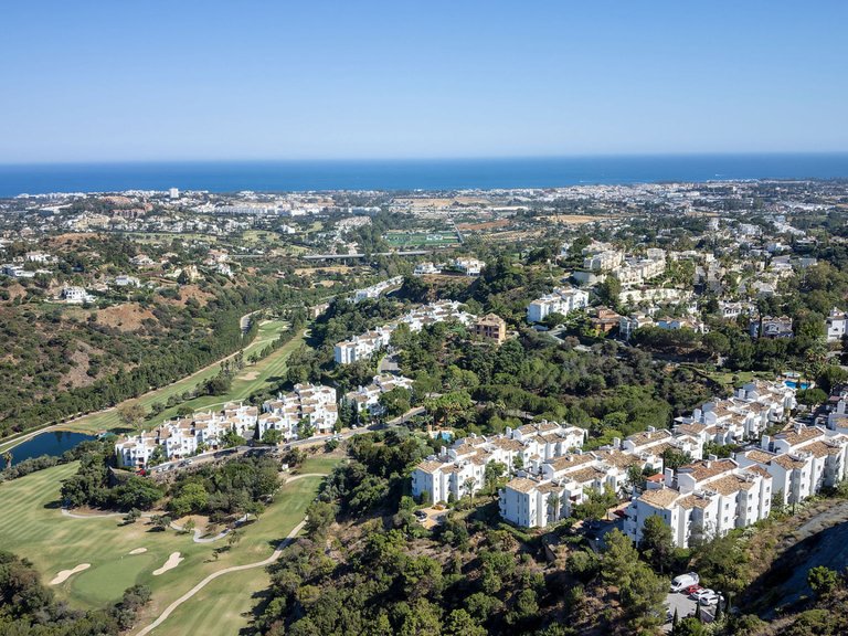 Penthouse for Sale in Altos de La Quinta, Benahavis, Malaga 37